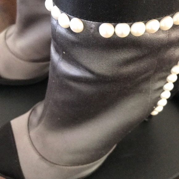 Chanel ankle boots with pearl trimmed size 6(36) - Picture 6 of 8